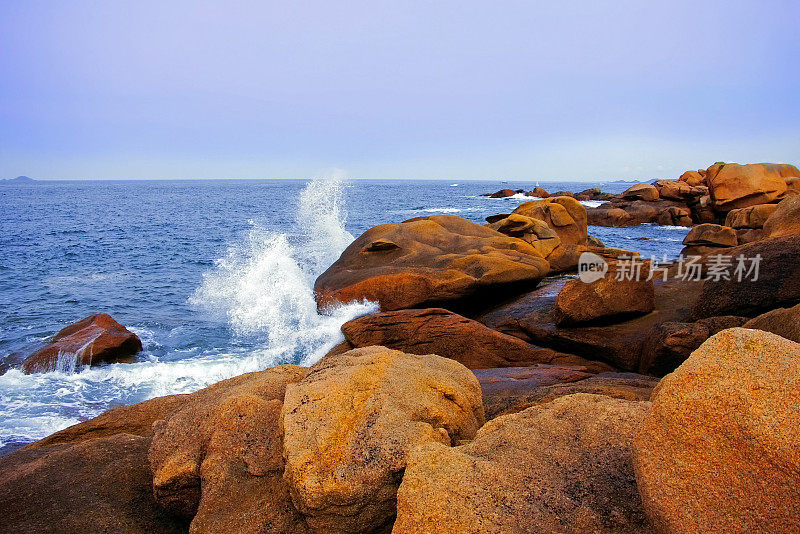 Côte de granit rose或Pink Granite Coast是法国布列塔尼北部Côtes d’armor省的一段海岸线。